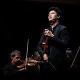 Aozhe Zhang joue du violon lors de la finale du concours : un concerto avec orchestre